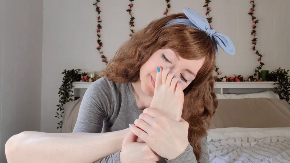 TheTinyFeetTreat – Reluctant Stepd Ughter Gives You Footjob